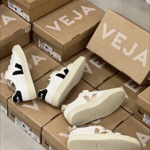 Veja shoe pallets - Amazon Mega warehouse