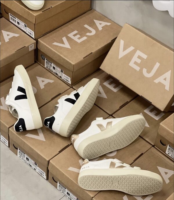 Veja shoe pallets - Amazon Mega warehouse